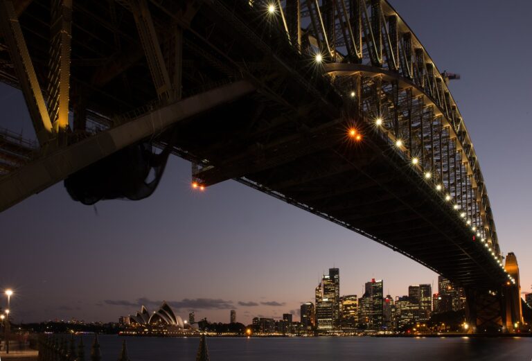 Tra respingimenti e integrazione: come funziona davvero il “modello australiano” sull’immigrazione