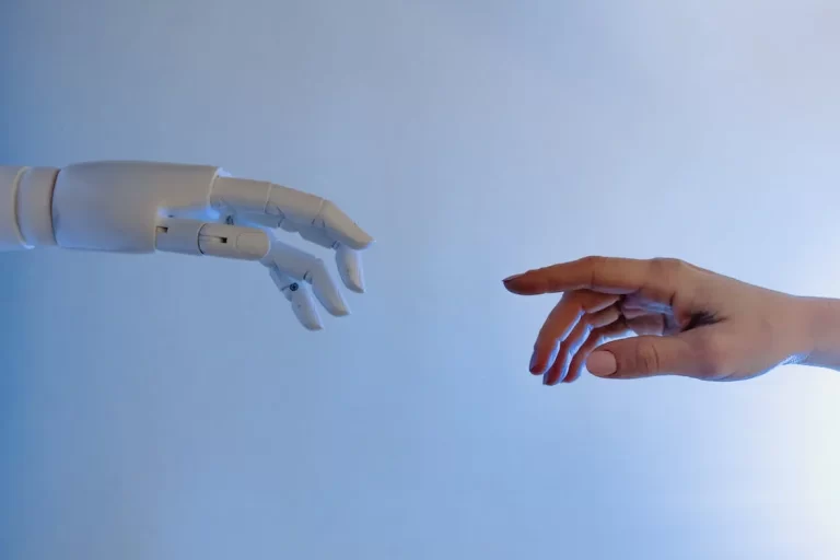 AI Act, cosa prevede il regolamento Ue: dai divieti ai modelli generativi