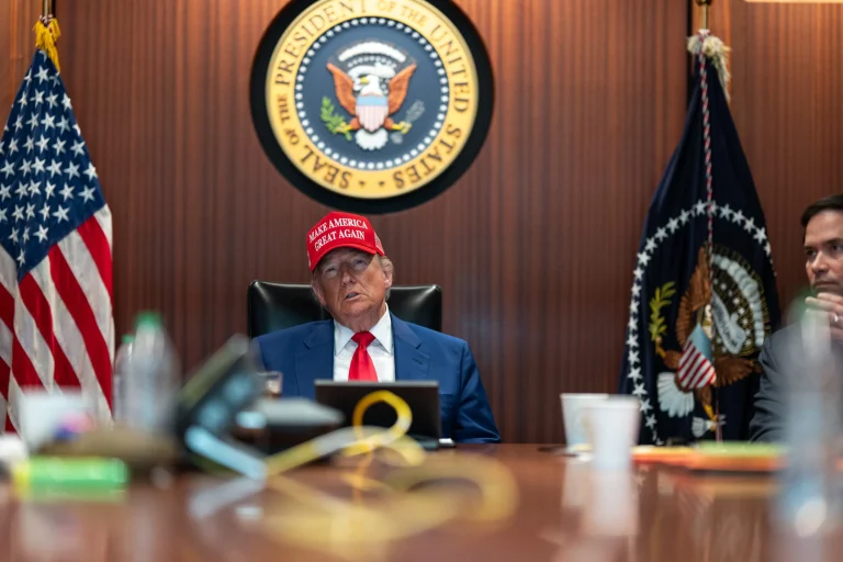 I bluff di Trump e le spaccature dentro il movimento MAGA