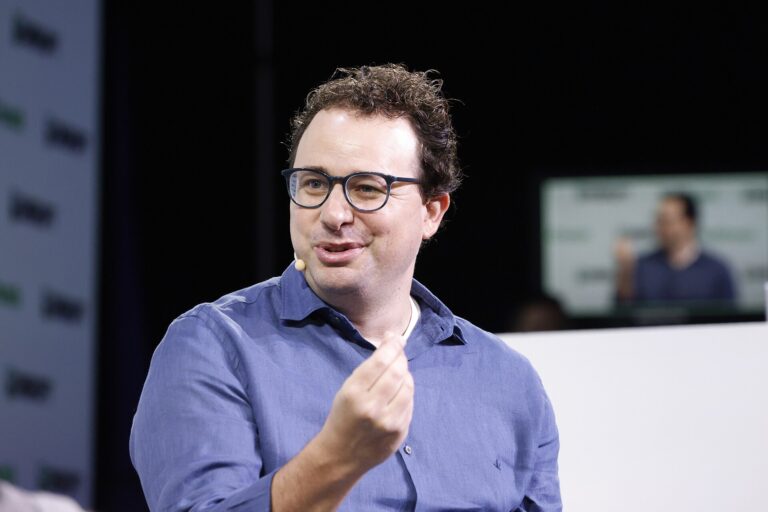 IA, Anthropic: Claude può modernizzare il linguaggio Cobol. Crollo di Ibm in borsa