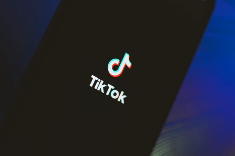 TikTok, Commissione Ue: crea dipendenza, valutiamo multa