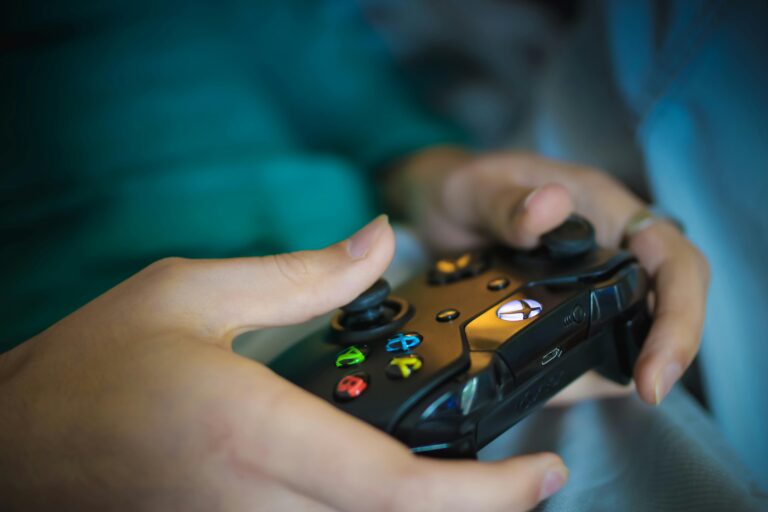 Non solo social: la Slovenia vieterà anche videogiochi e altri servizi agli under 15