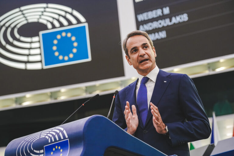 Social e minori, anche la Grecia verso il divieto per gli under 15