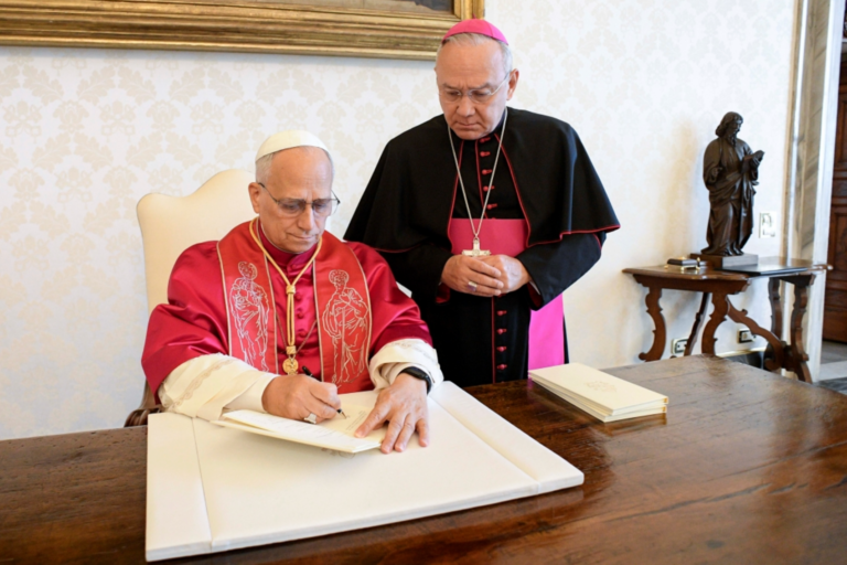 Per il Papa occorre “disarmare” l’IA e vietare i social ai minori