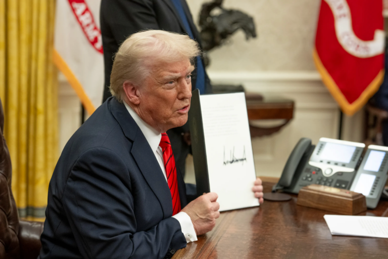 IA, Trump rimanda l’ordine esecutivo sul controllo preventivo dei modelli