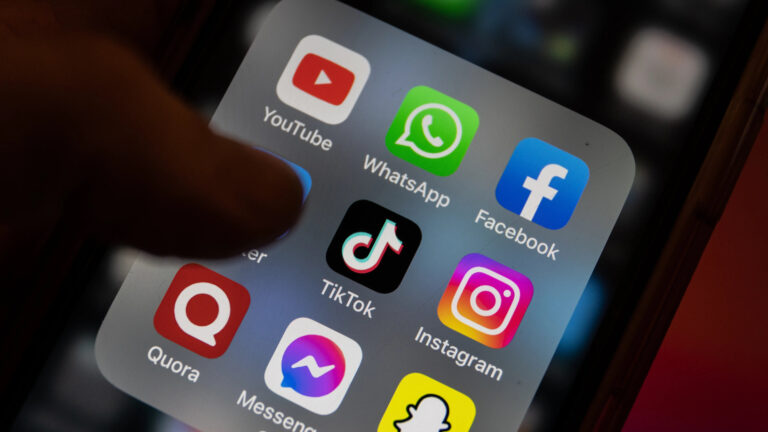 Francia prima in Ue a vietare i social agli under 15