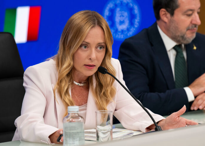 Giorgia Meloni conferenza stampa bollo auto